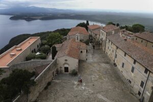 Populonia piazzetta del borgo